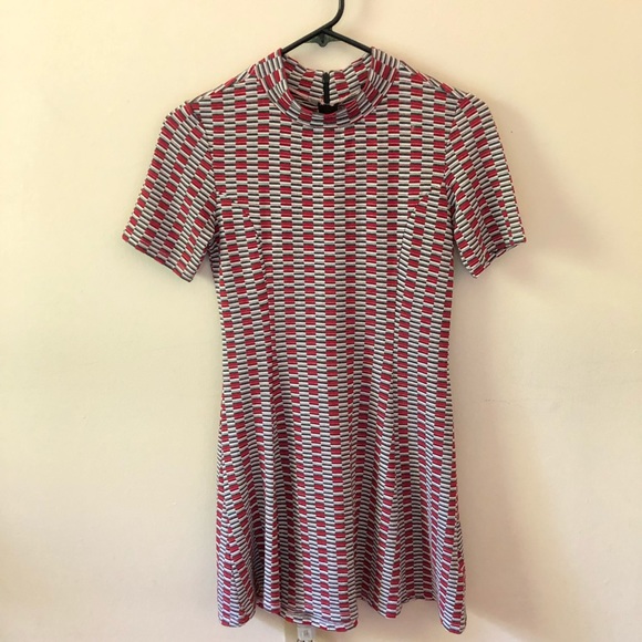 Topshop Dresses & Skirts - TopShop Petite Red Printed Dress Size 6P